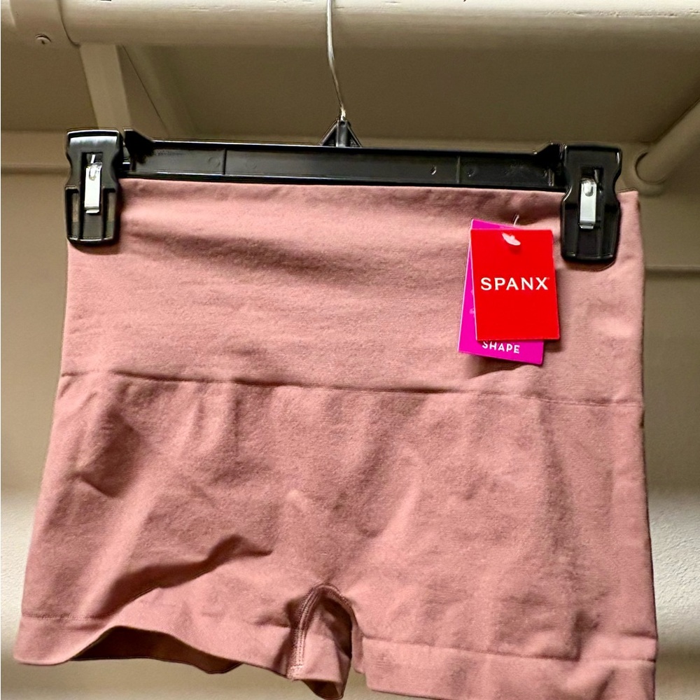 SPANX Everyday Shaping Panties Boyshort
- Large - Rosewood